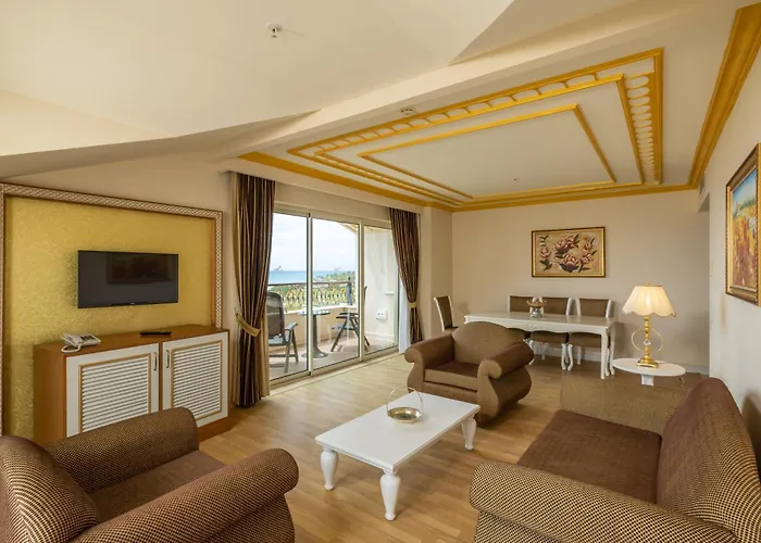 Crystal Palace Luxury & منتجع