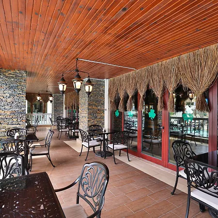 منتجع Crystal Palace Luxury &